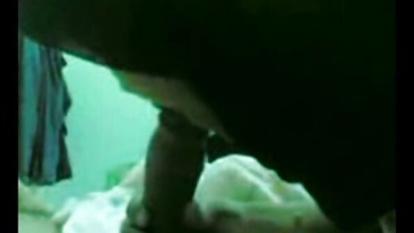 दोन लेझी त्यांचे आवडते सेक्स टॉय, स्ट्रॅप-ऑन वापरून पाहत आहेत