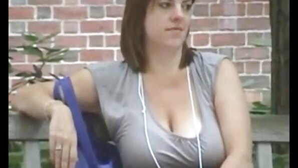 परिपूर्ण स्तन आणि गांड बेब सॅटिन ब्लूम मोठ्या डिकवर बसला आहे