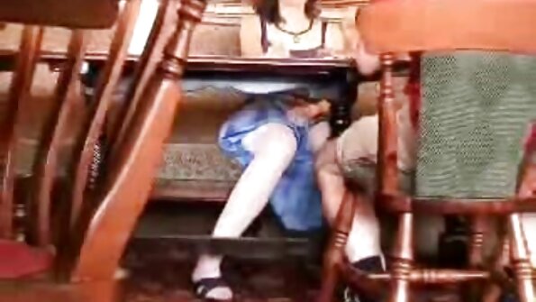 किशोर वधू तिच्या लग्नापूर्वी एक ओंगळ तिरंगी आहे