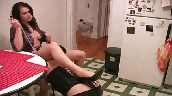 स्कीनी फर्स्ट-टाइमर किशोर कॅमेऱ्यावर लंड चालवण्याचा आनंद घेते